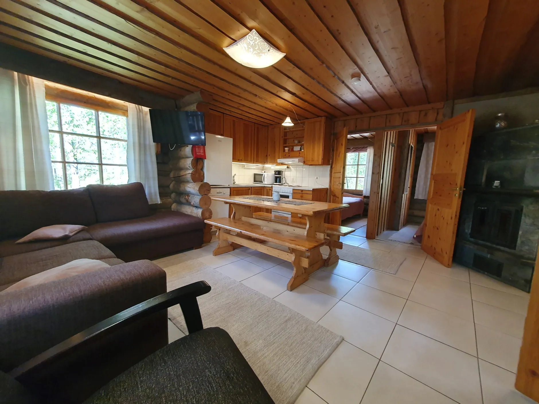 Jänkä 16 tupakeittiö ja olohuone