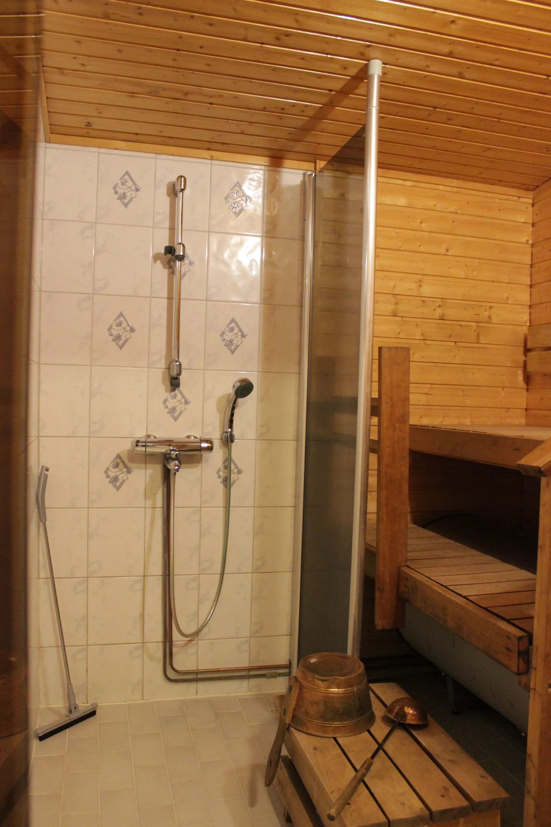 Rantamökki 28 suihku