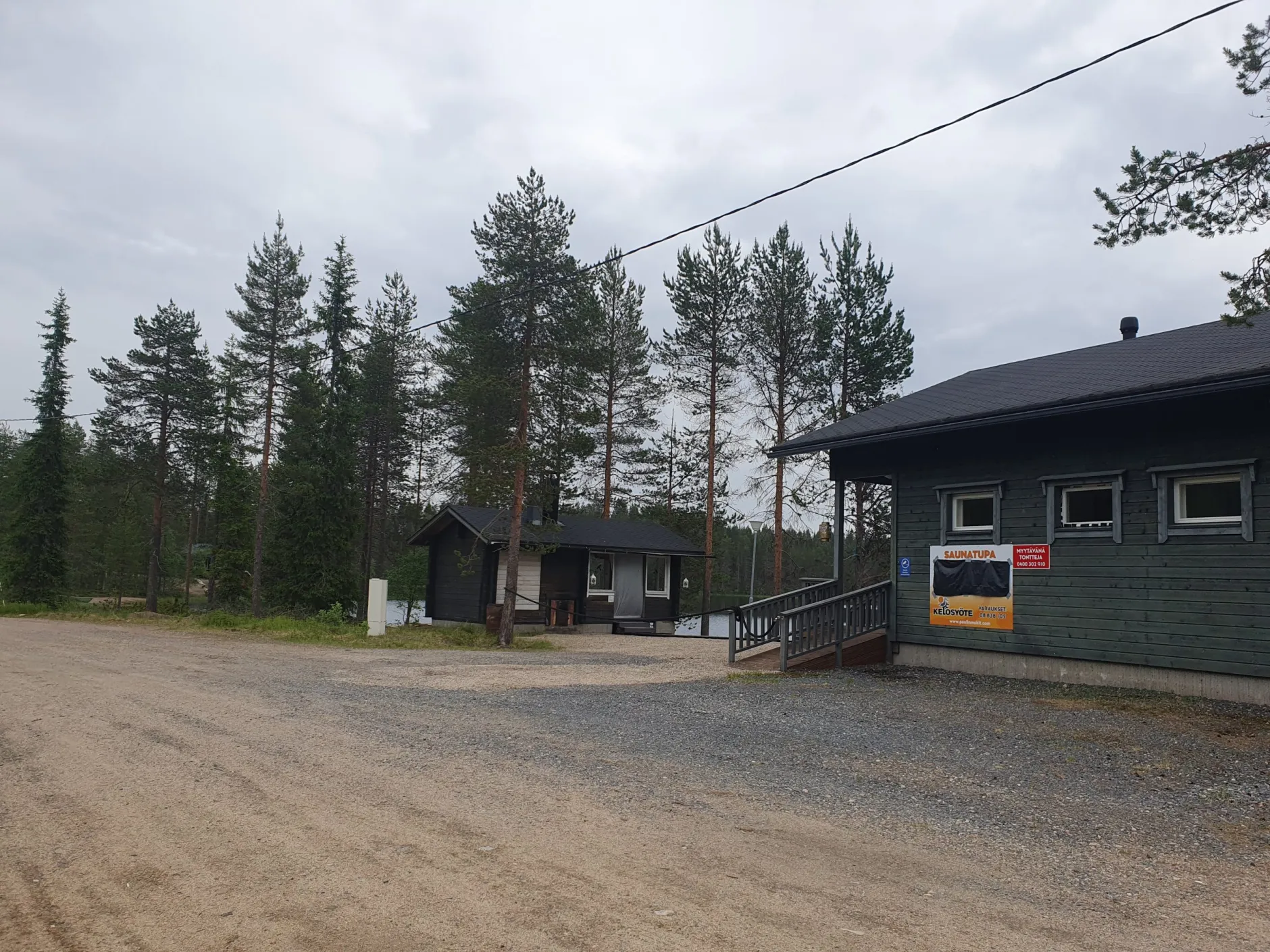 Villa Kovalampi mökki edestä