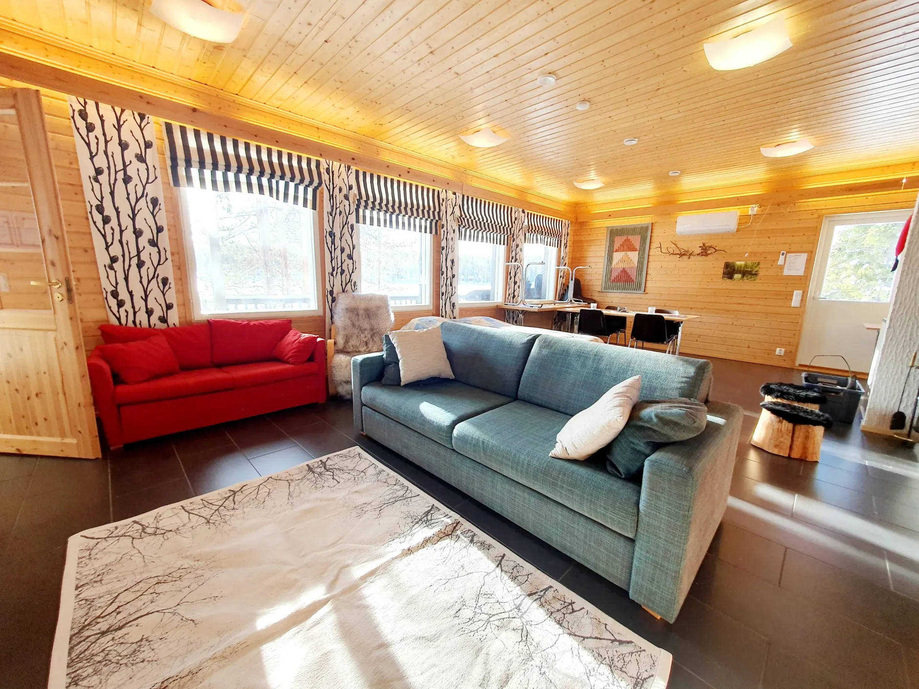 Villa Kovalampi tupakeittiö ja olohuone